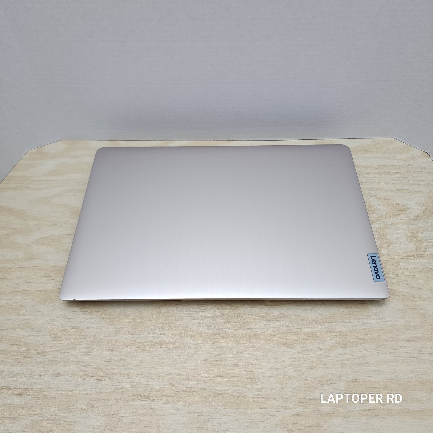 Laptop Lenovo Ideapad 3 Dorado